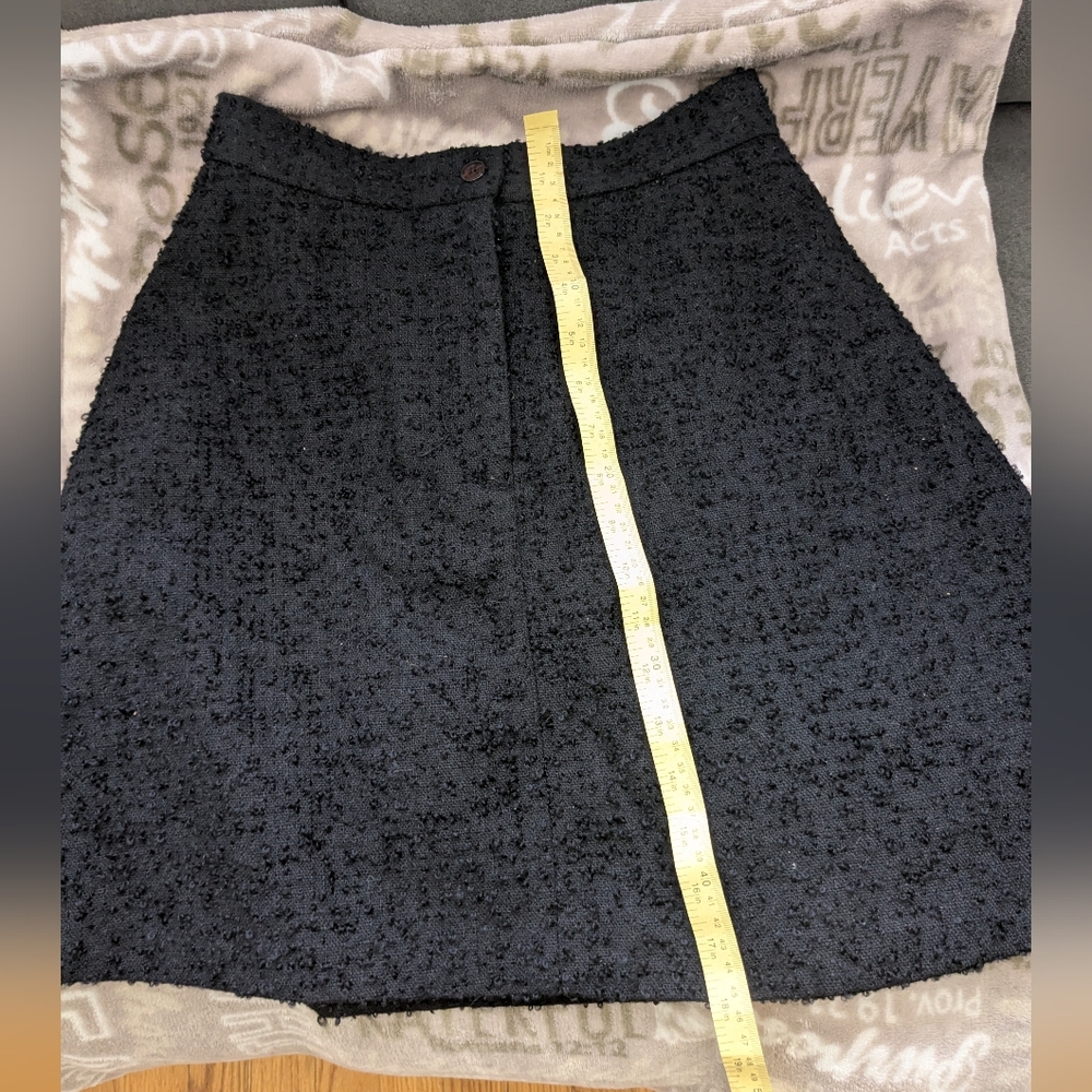 Elegant Black Textured Skirt - Picture 9 of 11
